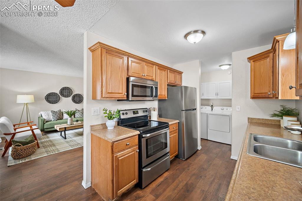 Image 19 of 35: Kitchen