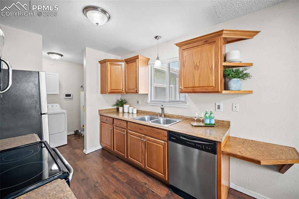 Image 20 of 35: Kitchen