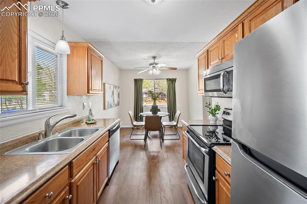 Image 21 of 35: Kitchen