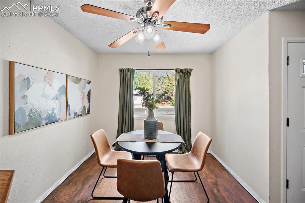 Image 22 of 35: Dining Area