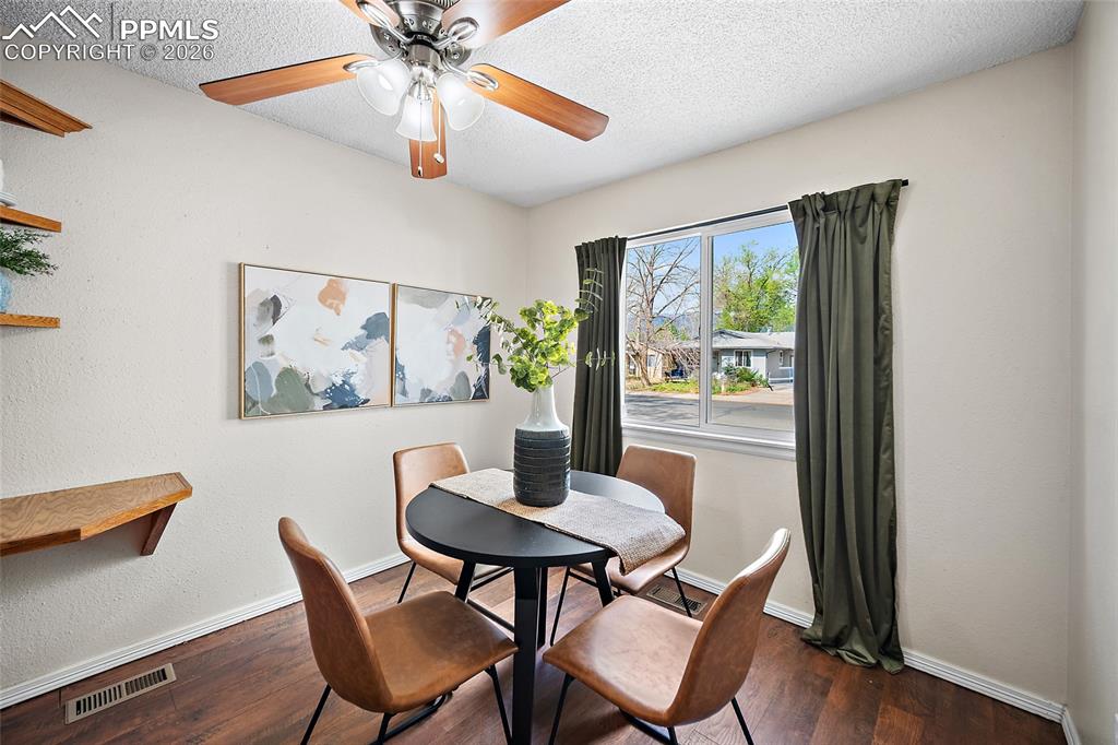 Image 23 of 35: Dining Area