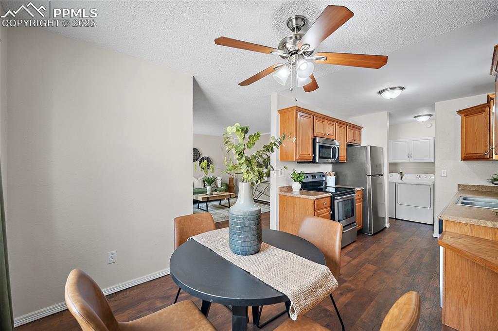 Image 24 of 35: Dining Area