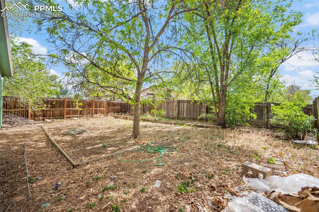 Image 25 of 35: Yard