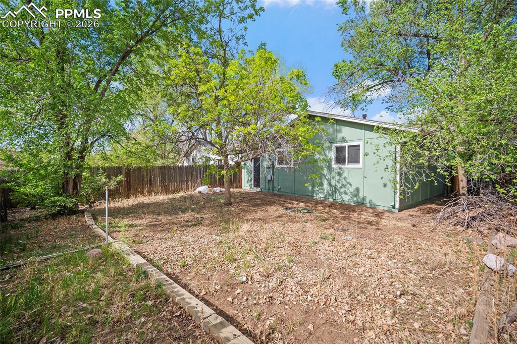 Image 26 of 35: Yard