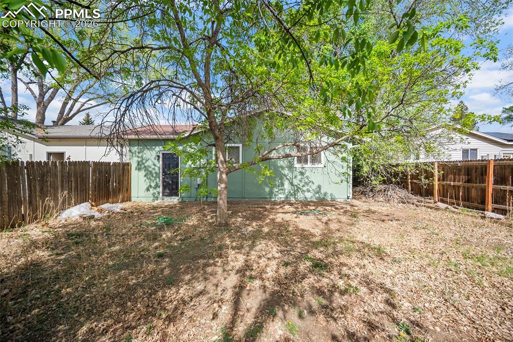 Image 27 of 35: Yard