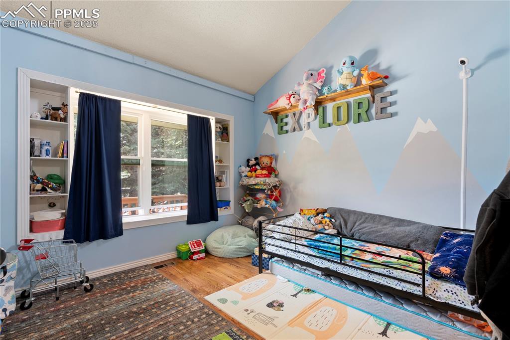Image 15 of 40: Bedroom