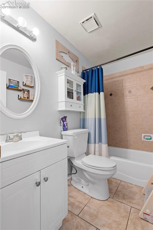 Image 18 of 40: Bathroom