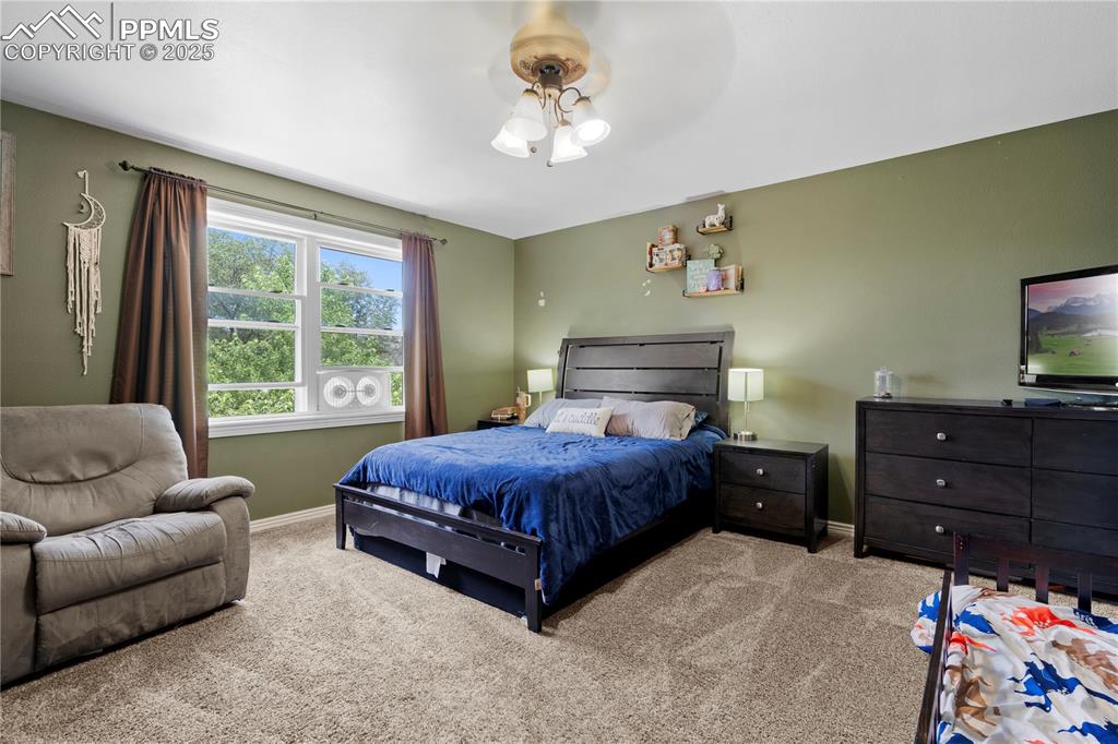 Image 19 of 40: Bedroom