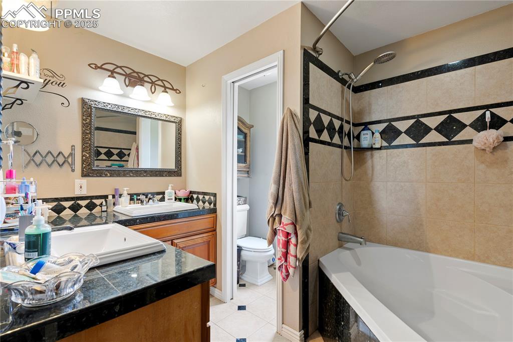 Image 22 of 40: Bathroom