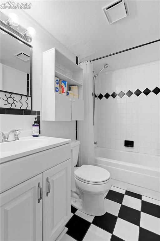 Image 26 of 40: Bathroom