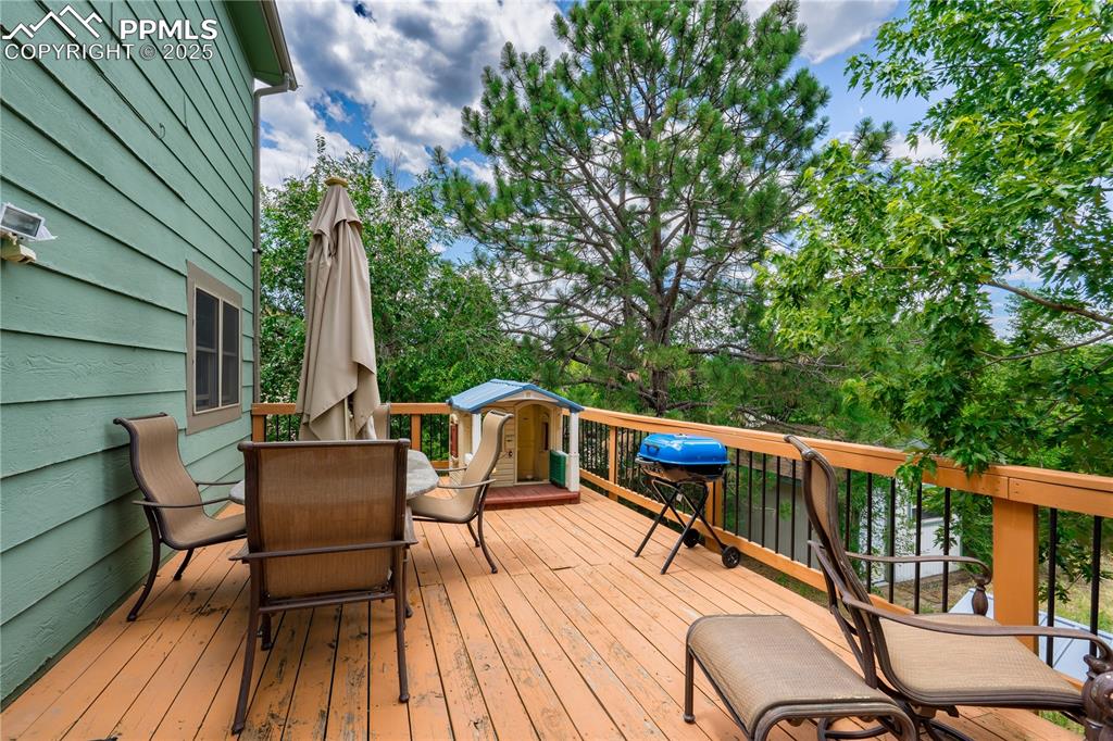 Image 34 of 40: Deck