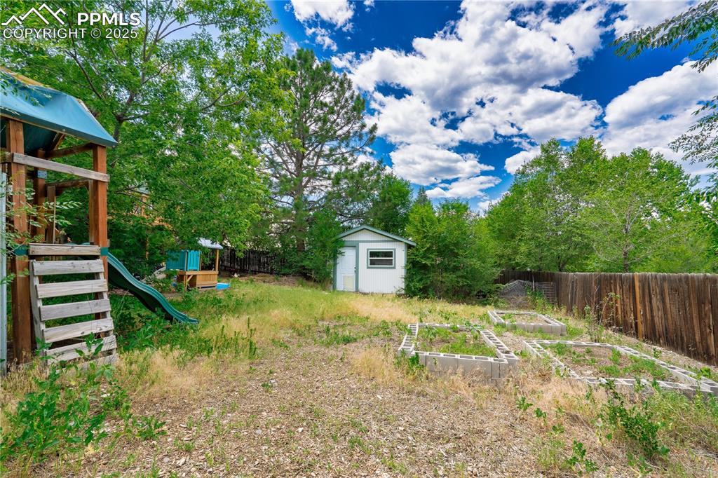 Image 40 of 40: Yard