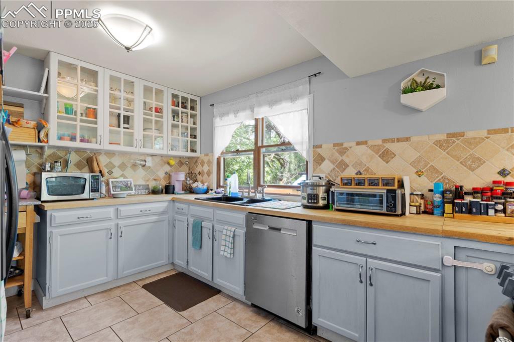 Image 7 of 40: Kitchen