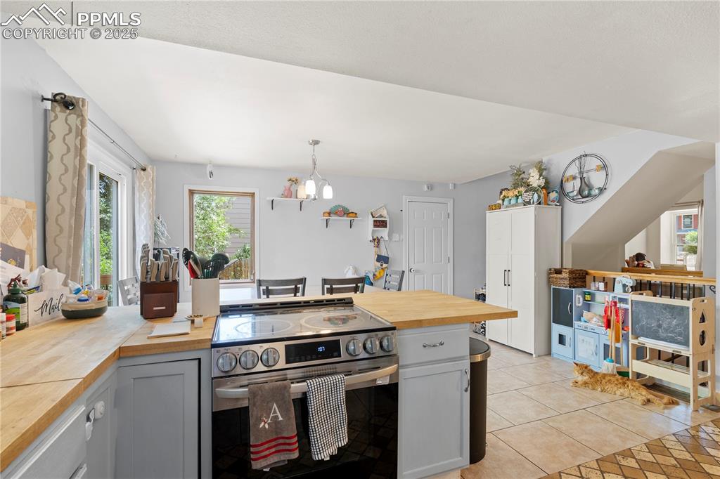 Image 9 of 40: Kitchen