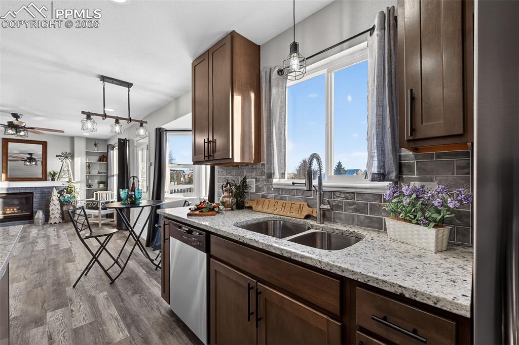 Image 14 of 50: All new custom tile backsplash and the slab granite countertops.
