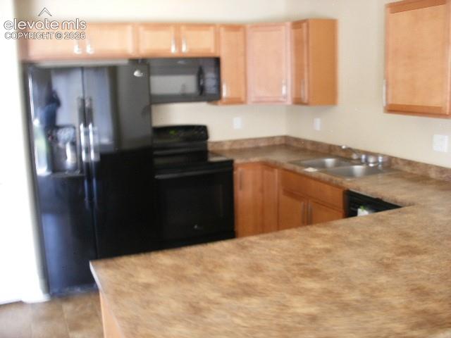 Image 20 of 43: Kitchen
