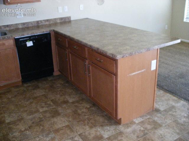 Image 22 of 43: Kitchen