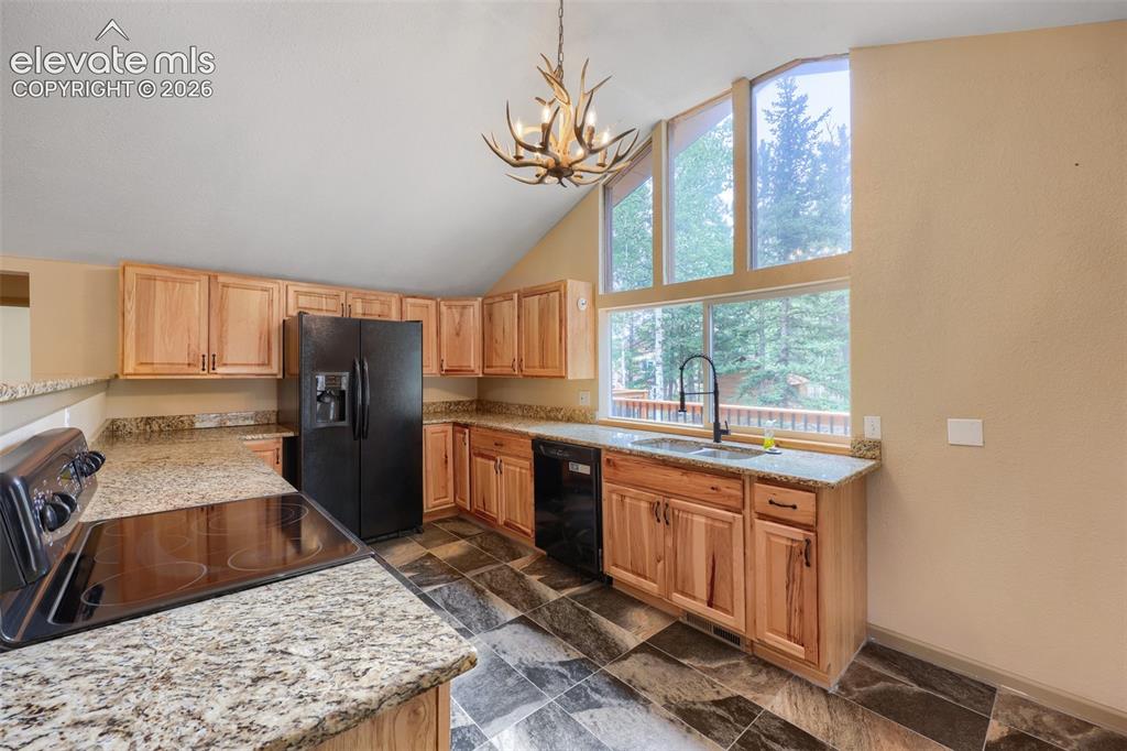 Image 11 of 27: Kitchen