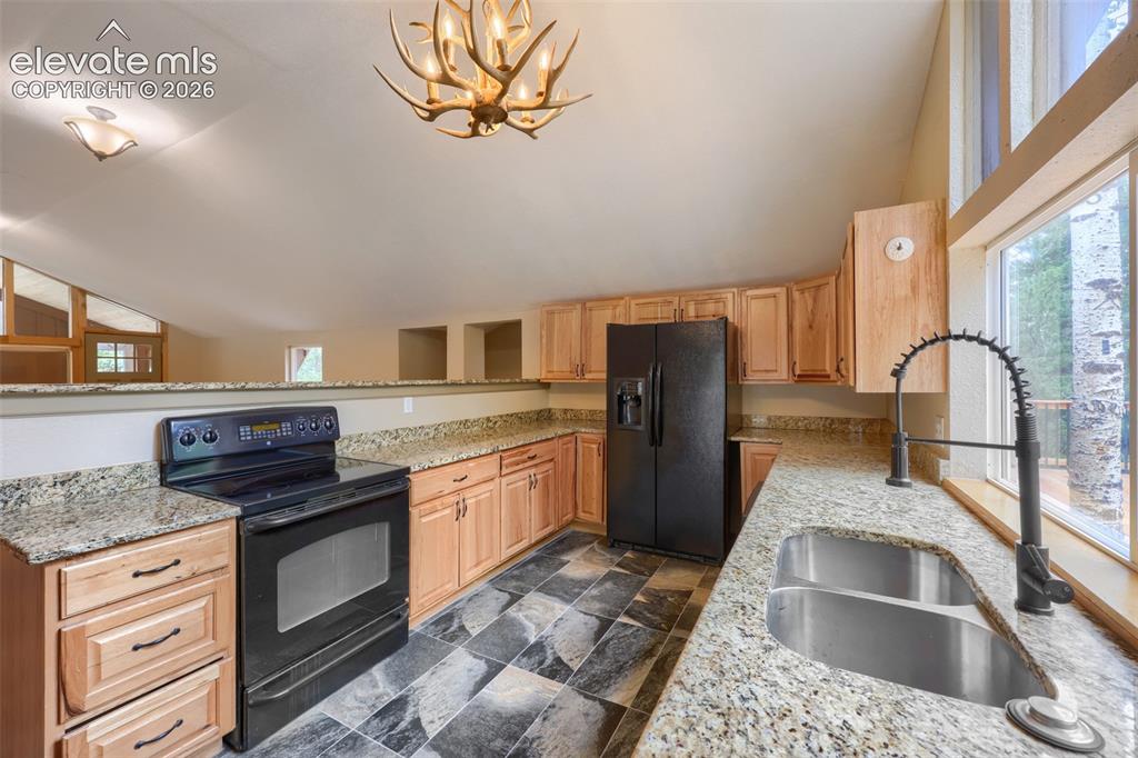 Image 12 of 27: Kitchen
