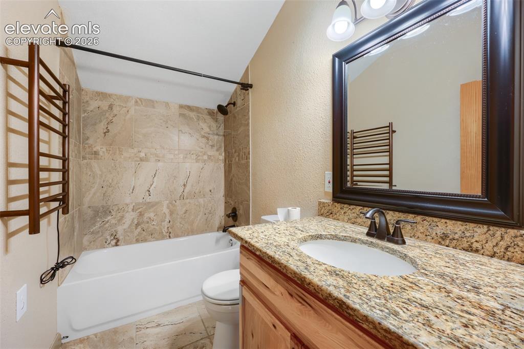 Image 19 of 27: Bathroom