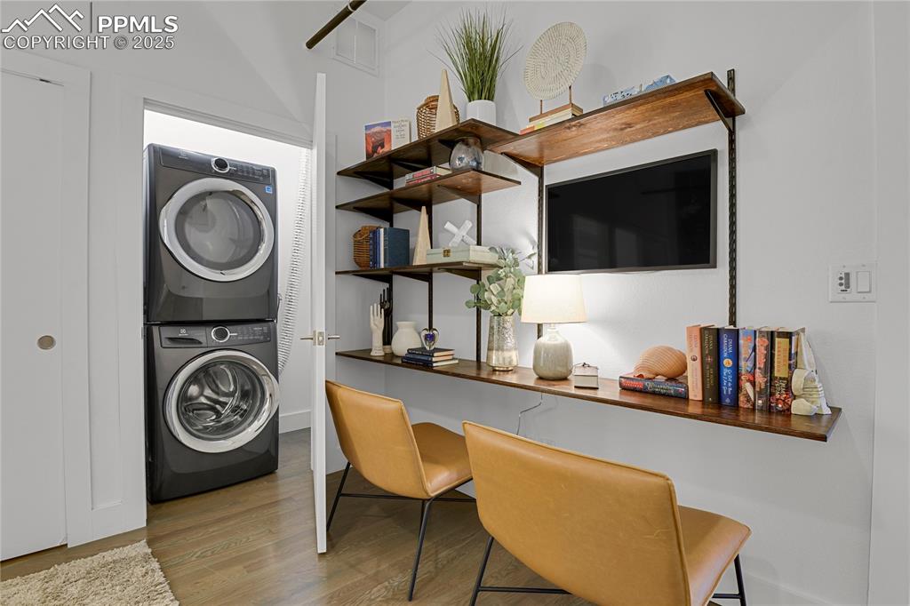 Image 10 of 33: Convenient in-unit laundry