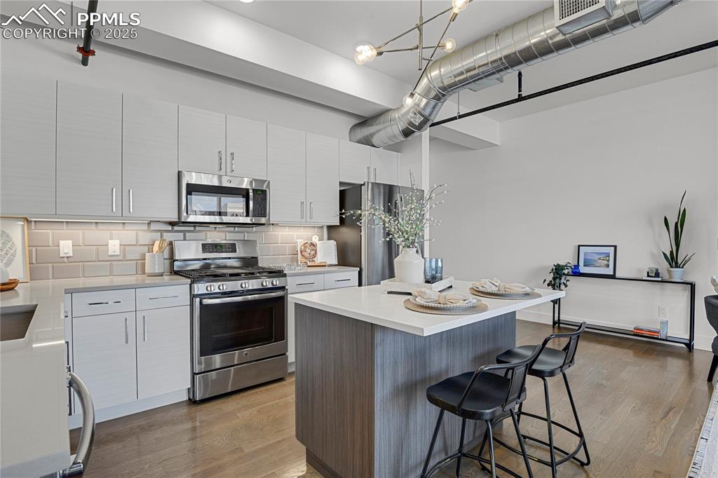 Image 18 of 33: Kitchen