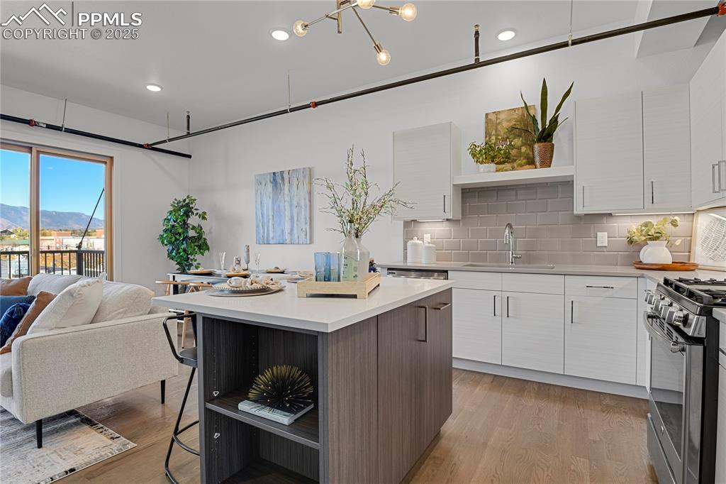 Image 19 of 33: Kitchen