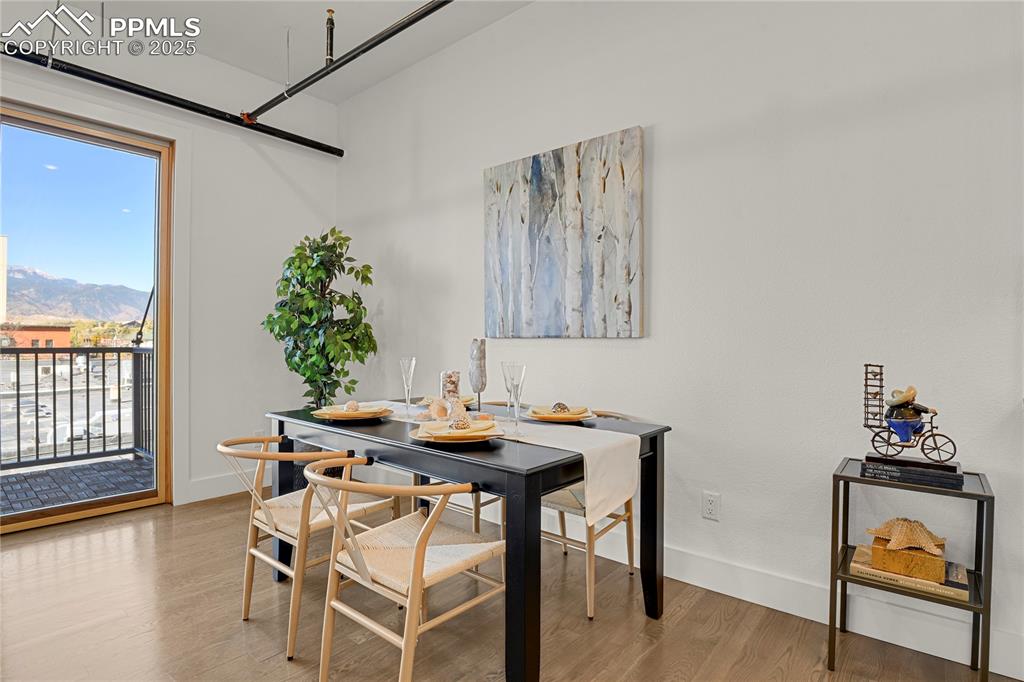 Image 21 of 33: Dining Area