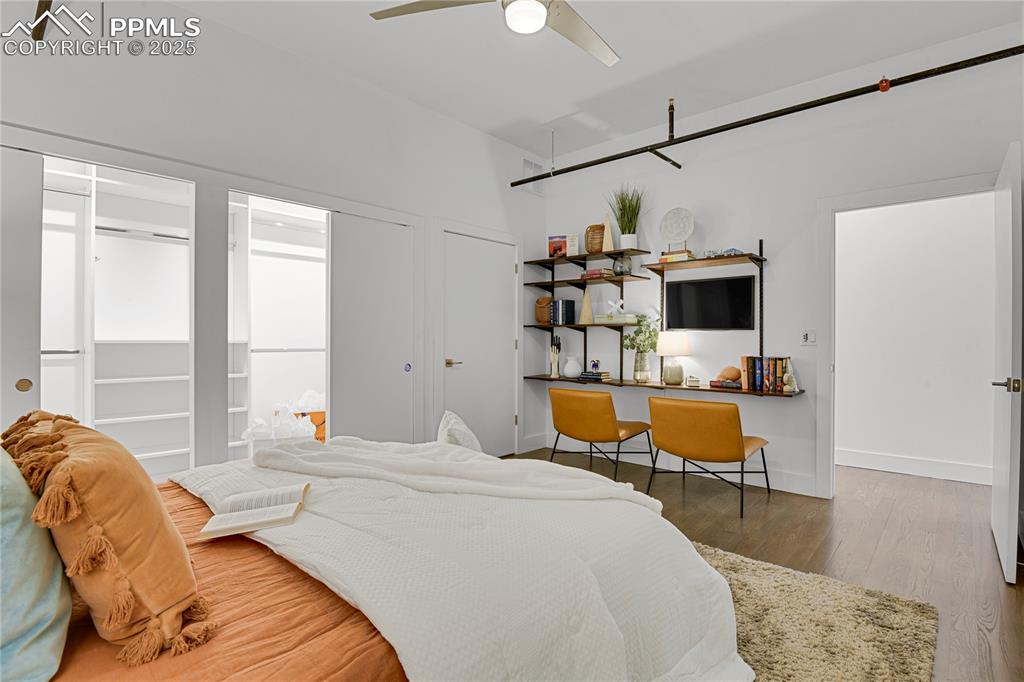 Image 23 of 33: Bedroom