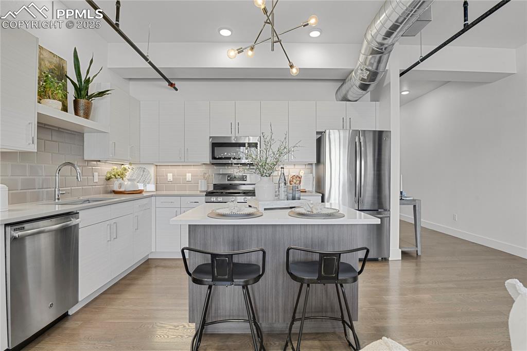 Image 7 of 33: Kitchen