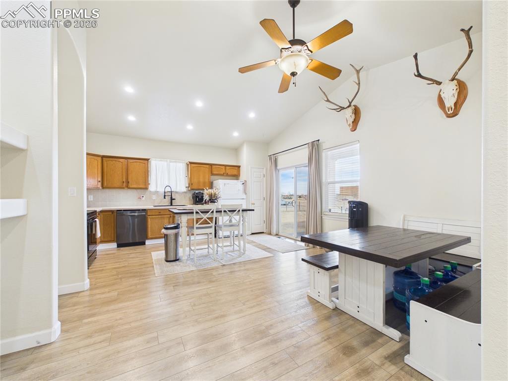 Image 15 of 44: Kitchen