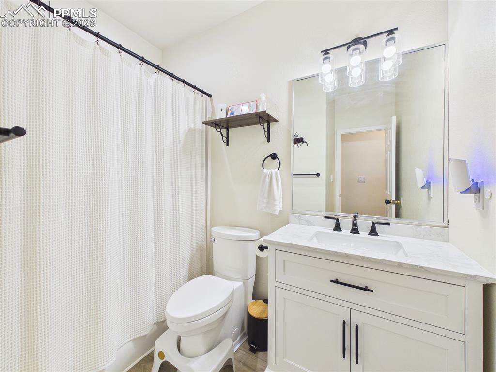 Image 16 of 44: Bathroom