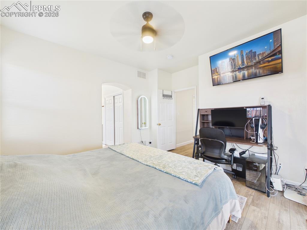 Image 24 of 44: Bedroom