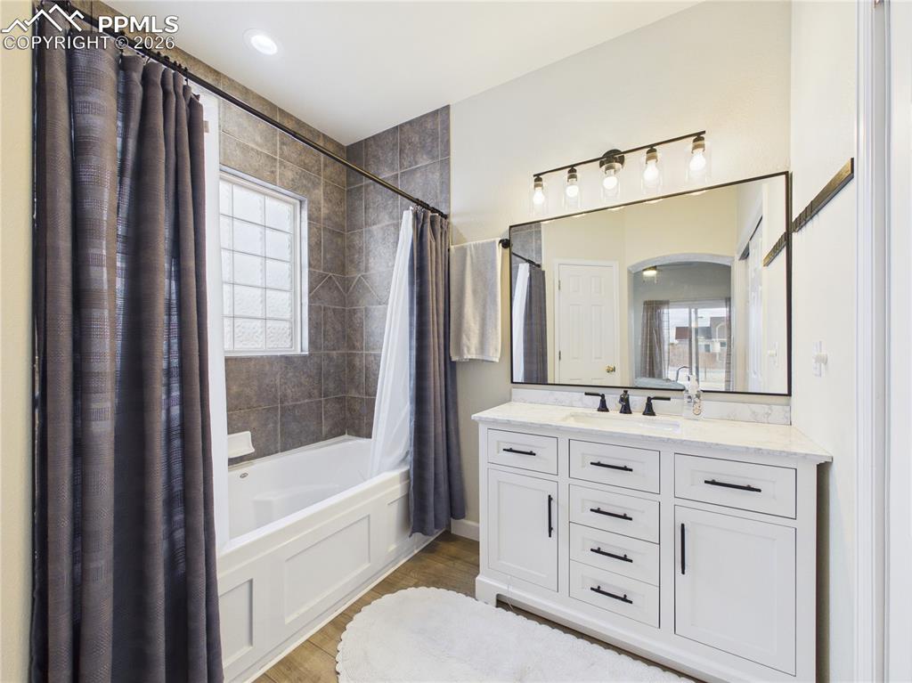 Image 26 of 44: Bathroom