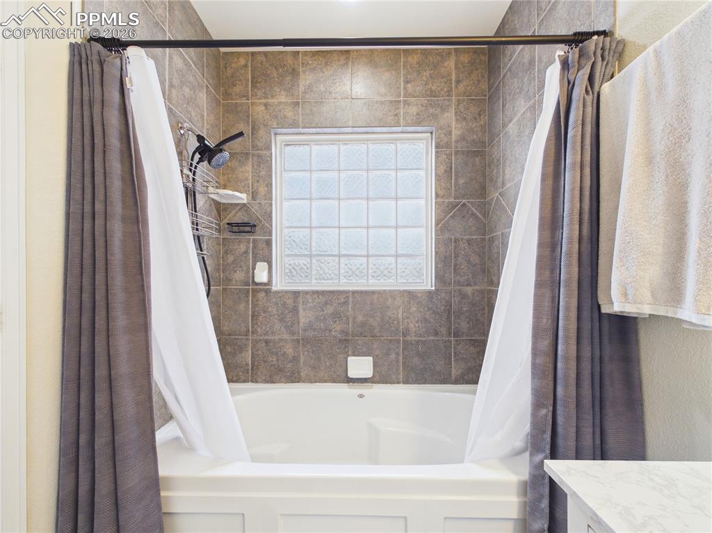 Image 29 of 44: Bathroom