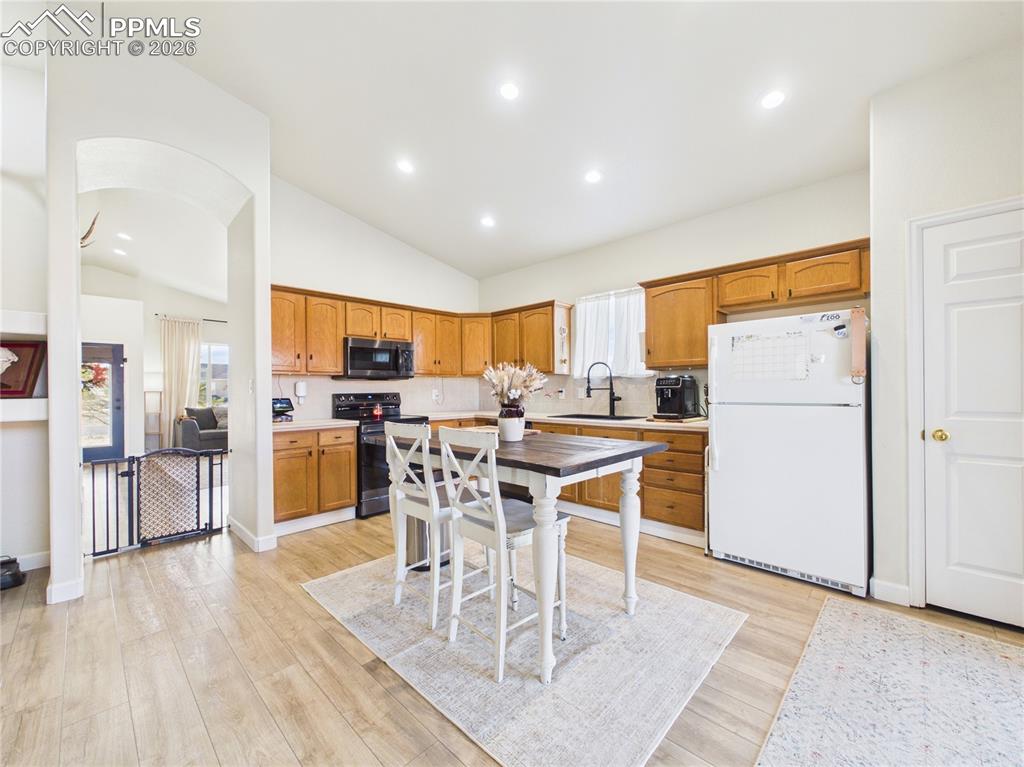 Image 9 of 44: Kitchen