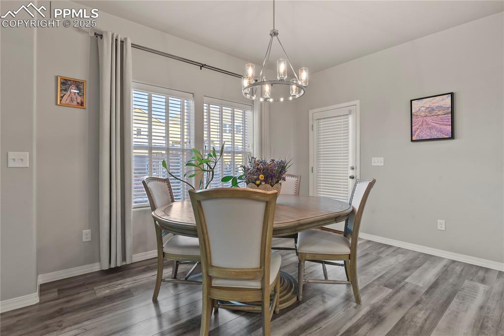 Image 14 of 42: Dining Area