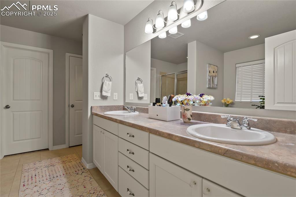 Image 24 of 42: Bathroom