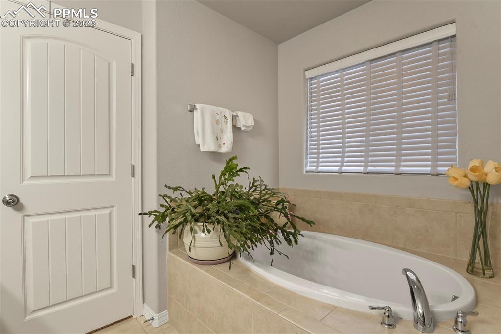 Image 26 of 42: Bathroom