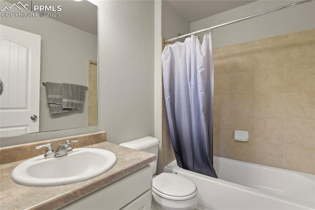 Image 28 of 42: Bathroom