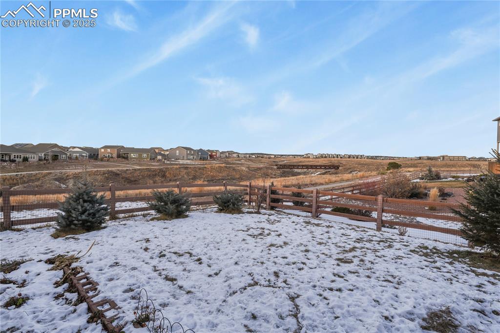 Image 34 of 42: Yard