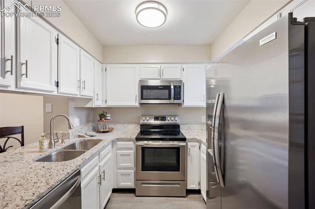 Image 10 of 41: Kitchen