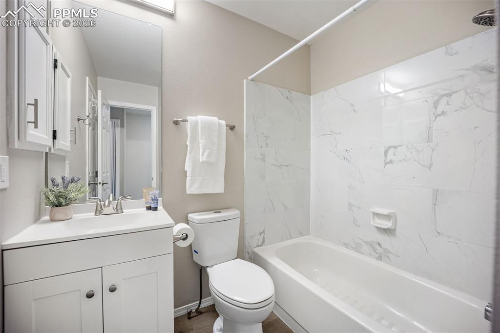 Image 19 of 41: Bathroom