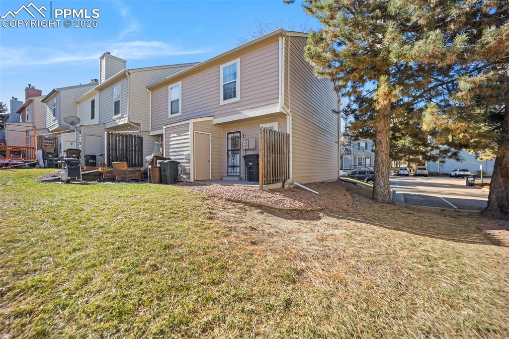 Image 26 of 41: Yard