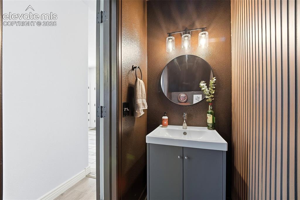Image 16 of 40: Bathroom