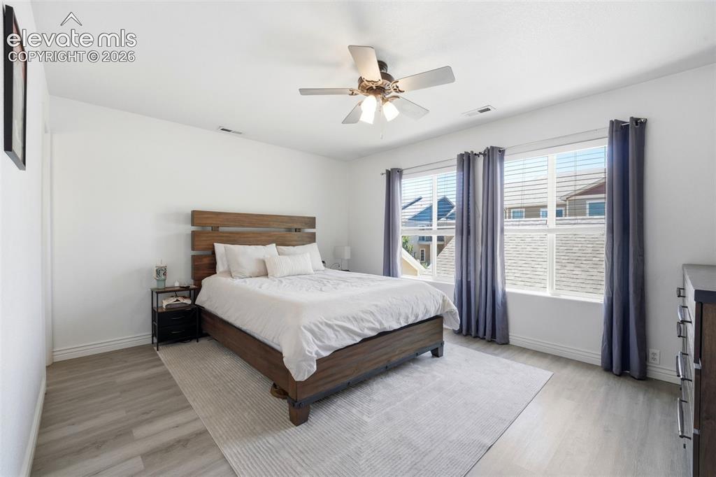 Image 17 of 40: Bedroom