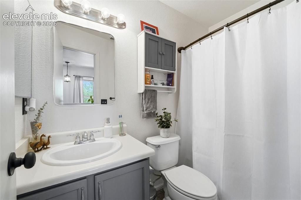 Image 21 of 40: Bathroom