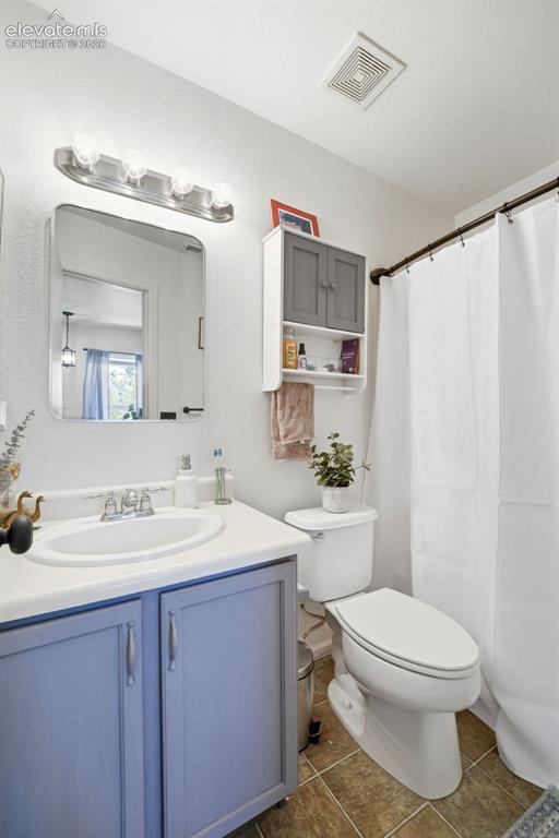Image 22 of 40: Bathroom