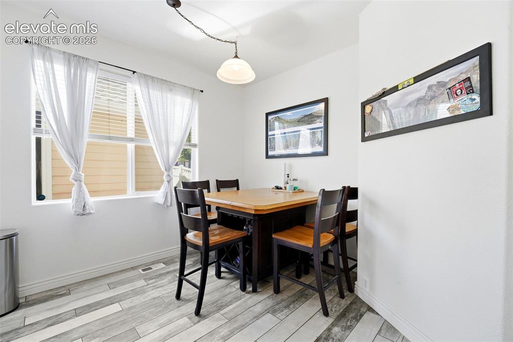 Image 8 of 40: Dining Area