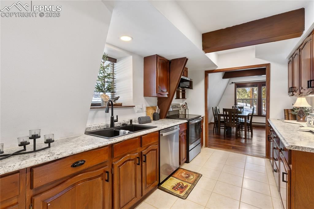 Image 15 of 48: Kitchen